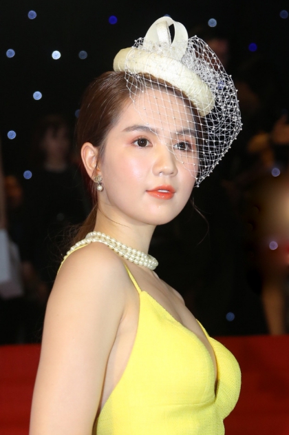 Ngọc Trinh, Angela Phương Trinh mặc hở ngực đi xem thời trang